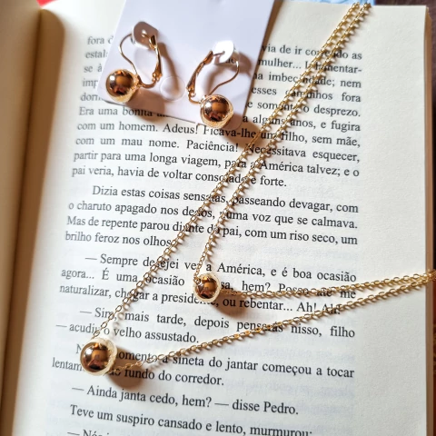 Colar duplo com esferas