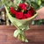 Buque 12 rosas vermelhas com ruscus
