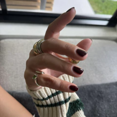 El anillo de plata es de gran calidad y la zirconia amarilla que lleva como detalle le da un toque único y elegante. Desde el empaque, todo está pensado con cuidado y buen gusto. La talla quedó perfecta y cada acabado refleja dedicación y precisión..  Sin duda lo recomiendo - Doménica B. 