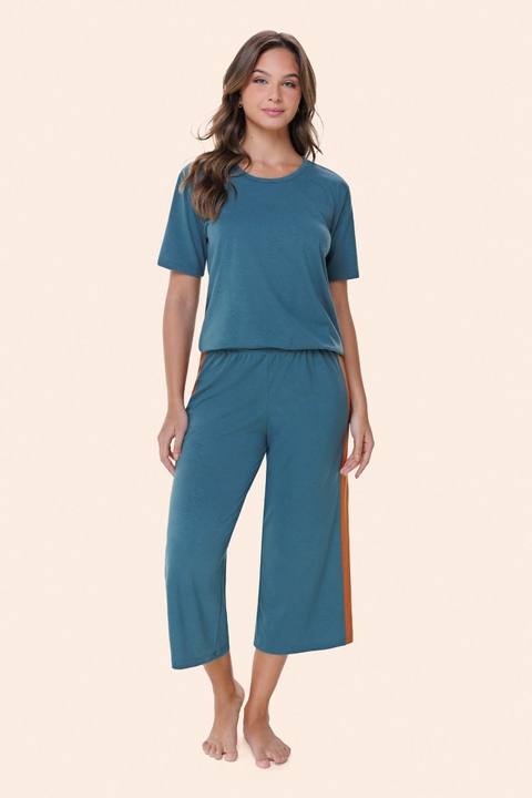 Pijama Feminino Manga Curta Com Calça Pantalona Capri