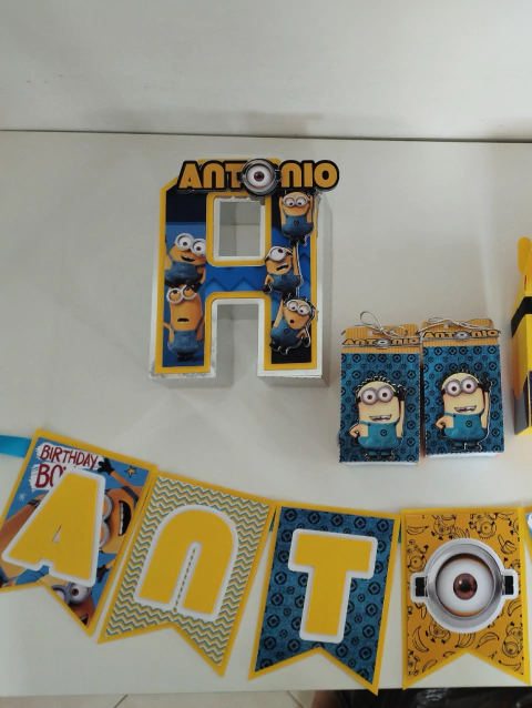 BANDERIN CON LETRAS EN RELIEVE