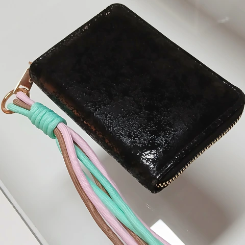 Billetera Mediana Negra con Charm - 1950