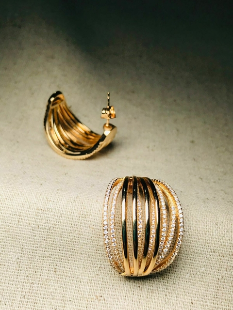 Brinco Dourado Estruturado com Detalhes Cravejados
