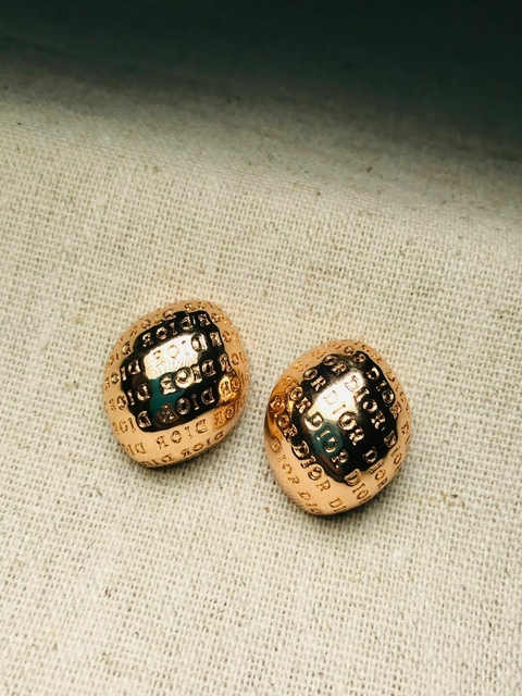 Brinco Botão Dourado com Gravação Dior Inspired