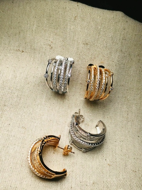 Brinco com banho de ouro, cravejado em zirconia