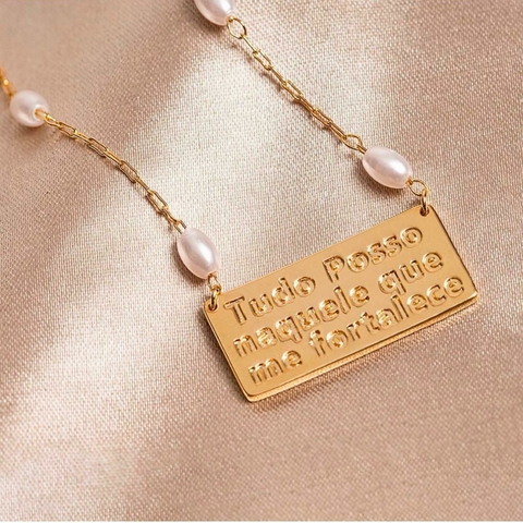 Colar placa com frase corrente em pérolas banho ouro 18k