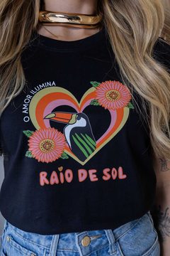T-Shirt Tradicional O AMOR ILUMINA RAIO DE SOL - comprar online