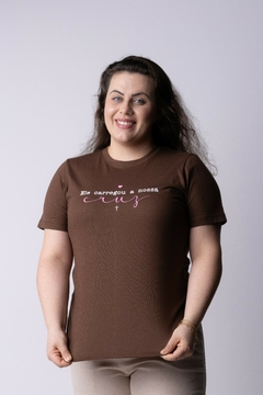 T-Shirt Ele carregou a nossa cruz Marron na internet