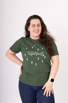 T-Shirt Perfeita Imperfeita verde - comprar online