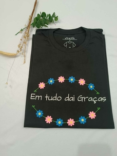 T-Shirt Em tudo Dai Graça na internet
