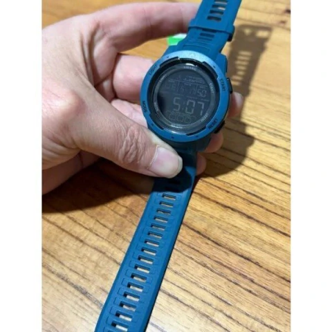Reloj digital deportivo azul con luz