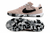 Chuteira Nike Streetgato Futsal em tom rosa com detalhes em preto e solado camuflado.