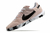 Chuteira Nike Streetgato Futsal em tom rosa com detalhes em preto e solado camuflado.