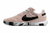 Chuteira Nike Streetgato Futsal em tom rosa com detalhes em preto e solado camuflado.