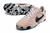 Chuteira Nike Streetgato Futsal em tom rosa com detalhes em preto e solado camuflado.