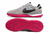 Chuteira Nike Streetgato Futsal com solado rosa e parte superior cinza