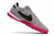 Chuteira Nike Streetgato Futsal com solado rosa e parte superior cinza