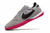 Chuteira Nike Streetgato Futsal com solado rosa e parte superior cinza