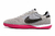 Chuteira Nike Streetgato Futsal com solado rosa e parte superior cinza