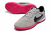 Chuteira Nike Streetgato Futsal com solado rosa e parte superior cinza