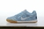 Chuteira Nike SB Gato Futsal na cor azul claro, com sola em borracha e detalhes em branco.