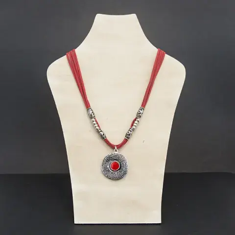 COLLAR ZAMAK GAMUZA ROJA CIRCULO CON CIRCULO ROJO ESMALTADO