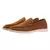 Mocassim masculino em suede marrom, modelo loafer, com solado branco.