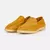 Mocassim masculino em camurça amarelo com solado claro.