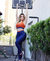 conjunto de calça azul-marinho com top laranja