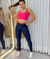 conjunto de calça azul-marinho com top rosa choqu