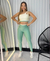 conjunto de calça na cor menta com creme