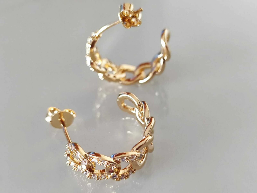 Brinco meia argola cravejado- ouro 18 k