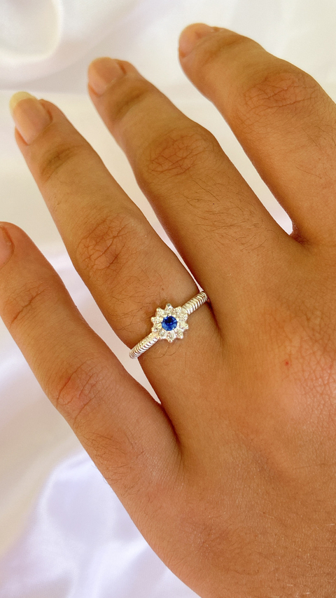 Anel flor azul cravejado