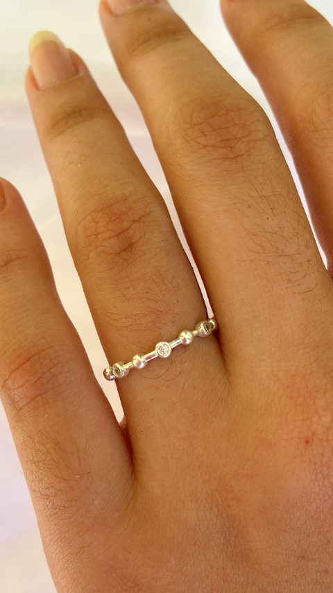 Anel bolinhas e zircônias