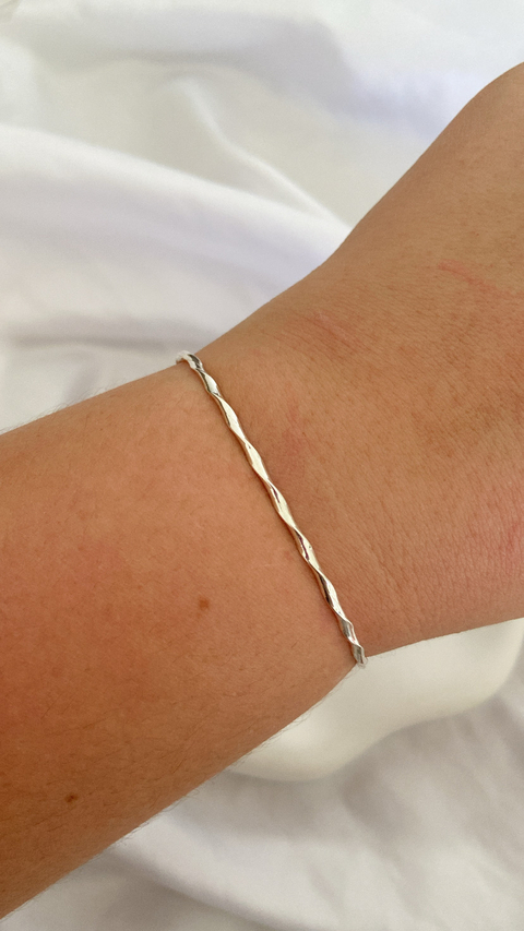 Bracelete torcido sem fecho