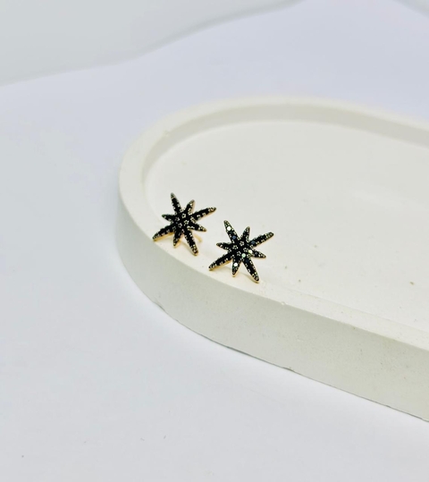 Brinco Dourado Cravejado em Zircônias Pretas