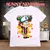 Camiseta branca com estampa de personagem de desenho animado, representando um menino com boné e expressão de descontentamento, em fundo colorido.