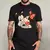 Camiseta unissex preta com estampa do Mickey e da Minnie se beijando.