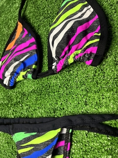 BIQUÍNI ZEBRA COLORIDA na internet