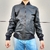 Campera de cuero bomber para hombre, vista frontal cerrada.