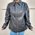 Campera de cuero oversize para mujer, vista frontal cerrada.