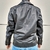 Campera de cuero rockera para hombre con cuello solapa, vista de espalda.