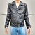 Campera de cuero rockera para hombre con cuello solapa, vista frontal cerrada.
