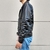 Campera de cuero rockera para hombre con cuello solapa, vista lateral.