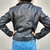 Campera de cuero rockera para mujer con cuello solapa, vista de espalda.