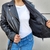 Campera de cuero rockera para mujer con cuello solapa, vista interior.