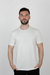 Camiseta Aramis off white com estampa nas costas, modelo masculino, em fundo neutro.