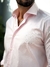 Camisa rosa slim fit em tricoline stretch, com detalhes em botões e logo discreto.