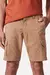 Shorts masculinos na cor khaki, modelo cargo, com bolsos laterais e cintura ajustada.