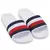 Chinelo slide branco da Tommy Hilfiger com tiras nas cores azul marinho, vermelho e branco.